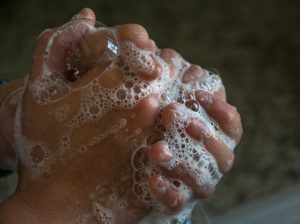 Wasser allein reicht zum Händewaschen nicht: Mit Seife werden Schmutz und Mikroorganismen deutlich besser entfernt.