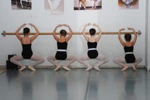 Trendsportarten wie Barre Concept, Bewegung an der Ballettstange, bringen Abwechslung ins Fitnessprogramm.