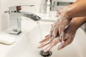 Nach dem Händewaschen und desinfizieren die Pflege nicht vergessen.