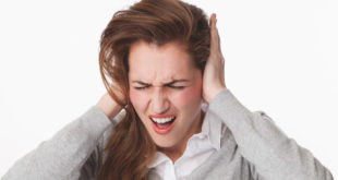 Tinnitus kann in jedem Alter beginnen und sorgt für Stress beim Betroffenen.