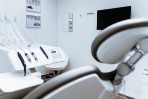 Angstpatienten sollten mit ihrem Zahnarzt vor der eigentlichen Behandlung ein Gespräch führen.